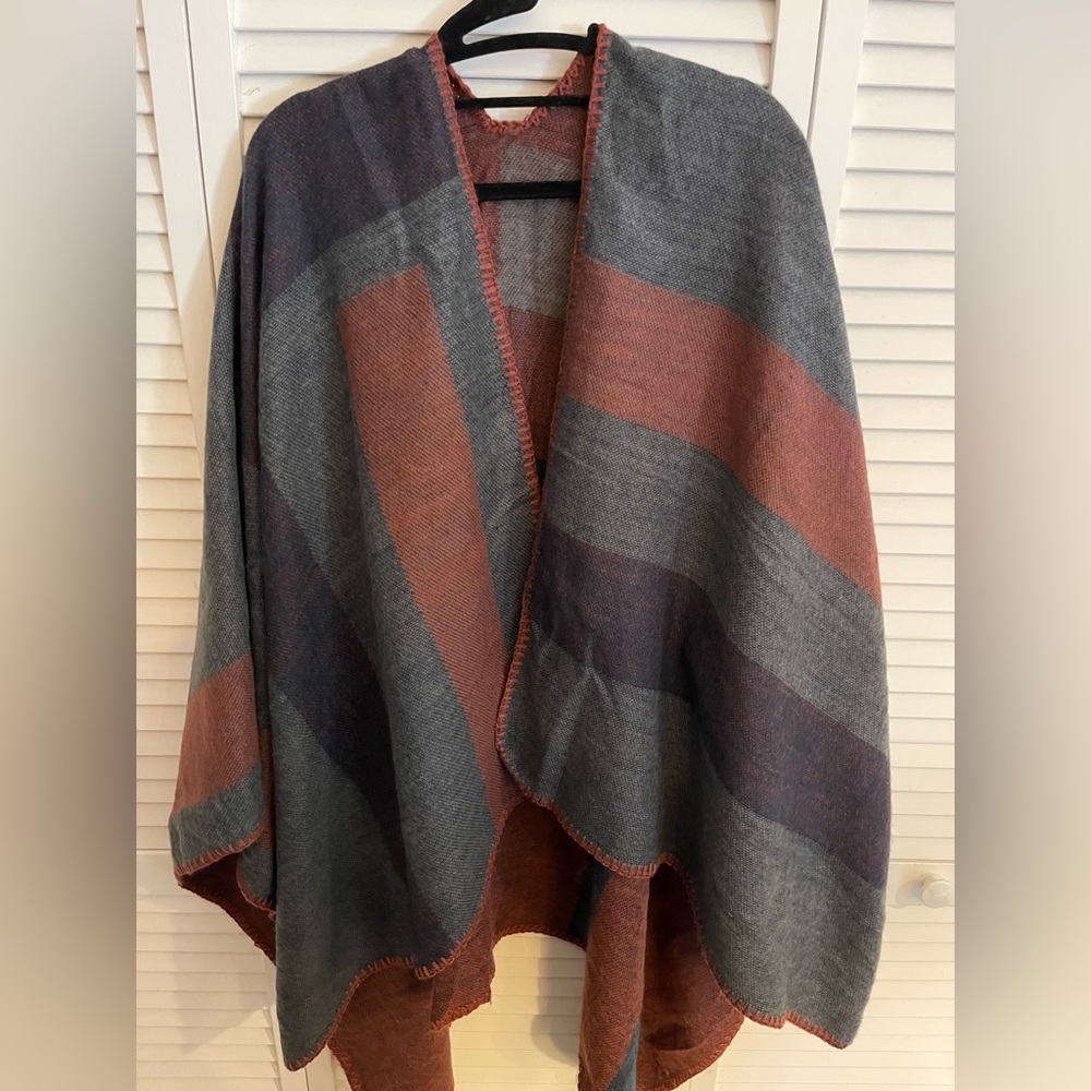 BB Dakota Charcoal and Rust Knit Fabric cape